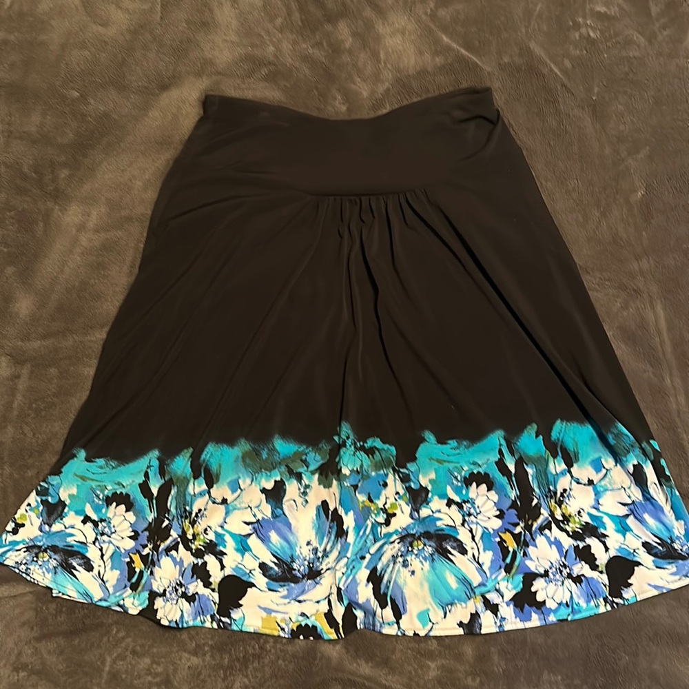 East 5th skirt. Size Medium. Blue floral print. Elastic waist.